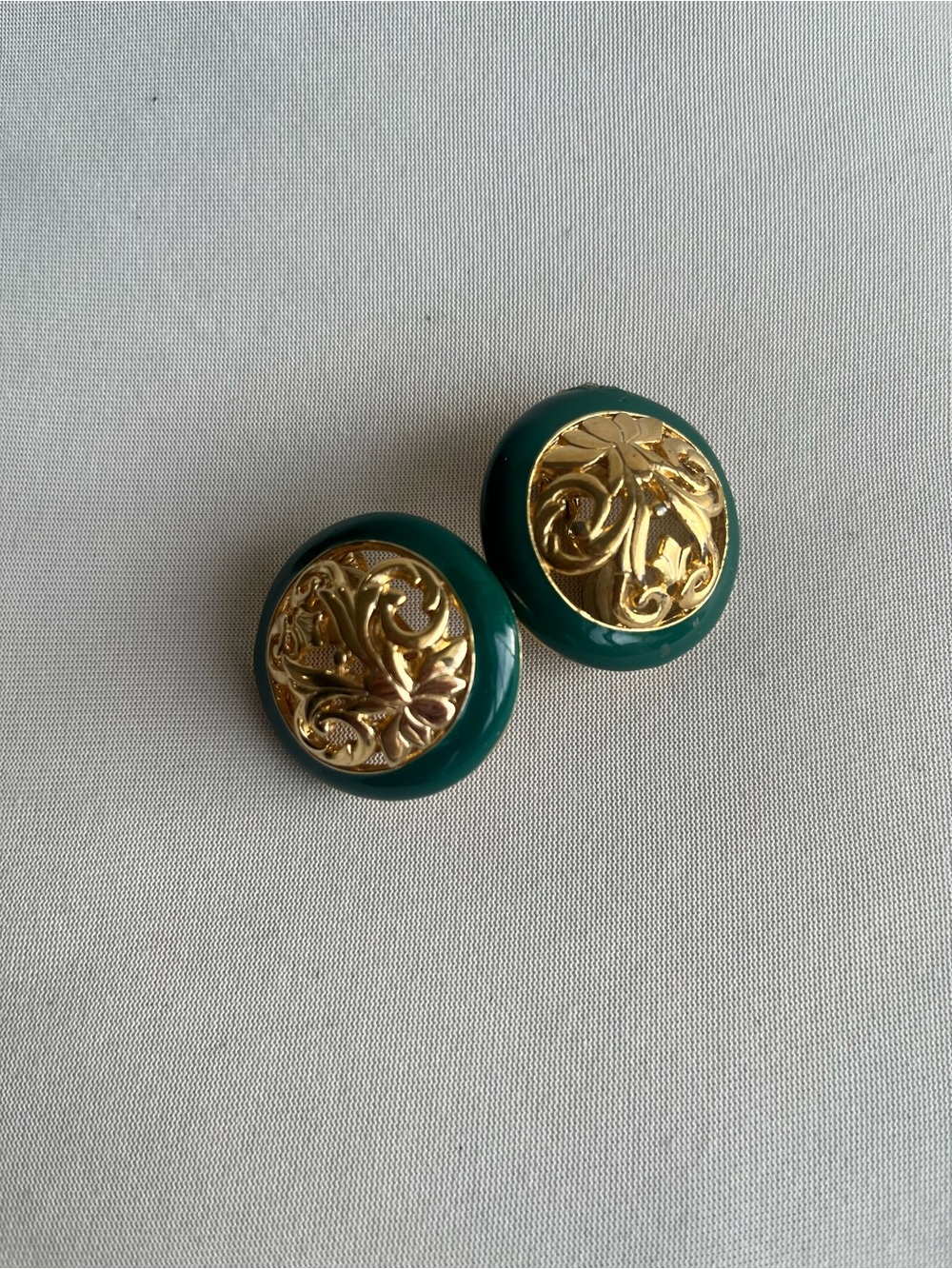 GJD Ginnie Johansen Signed Gold-Tone Open Design Clip Earrings green Enamel VTG